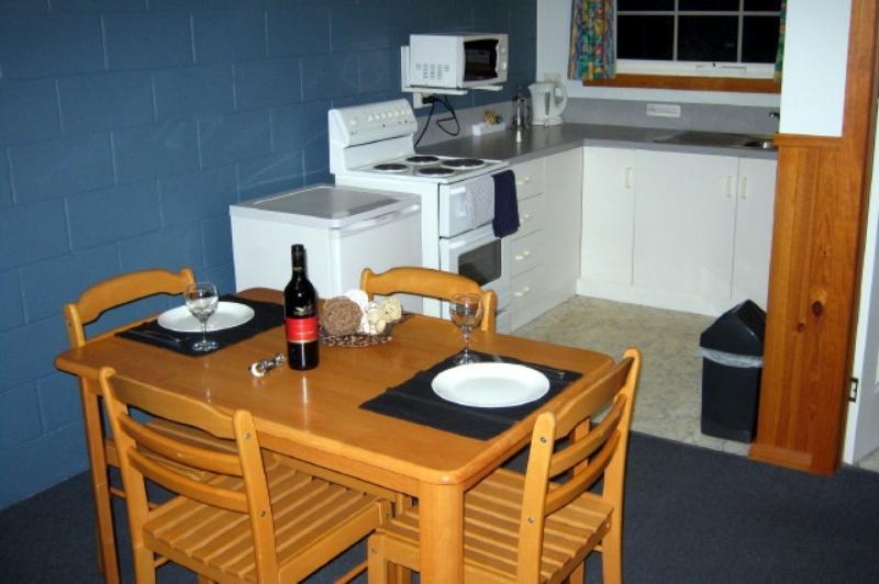 Castaway Holiday Apartments Strahan Exterior photo
