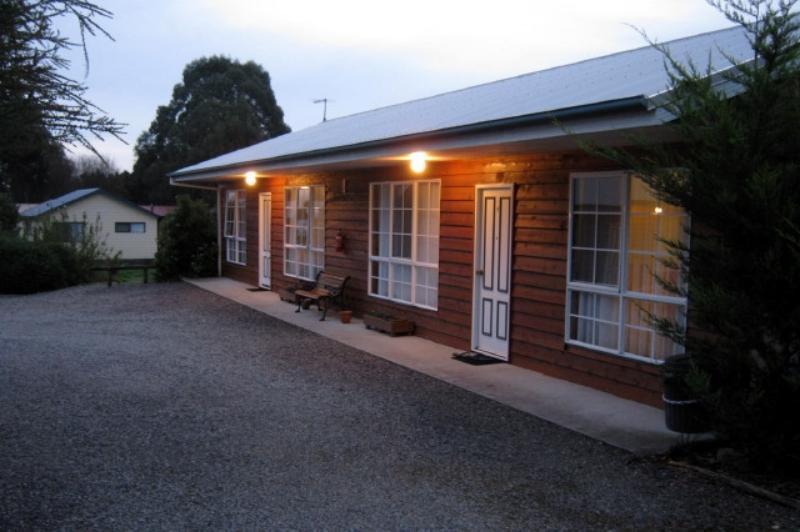 Castaway Holiday Apartments Strahan Exterior photo