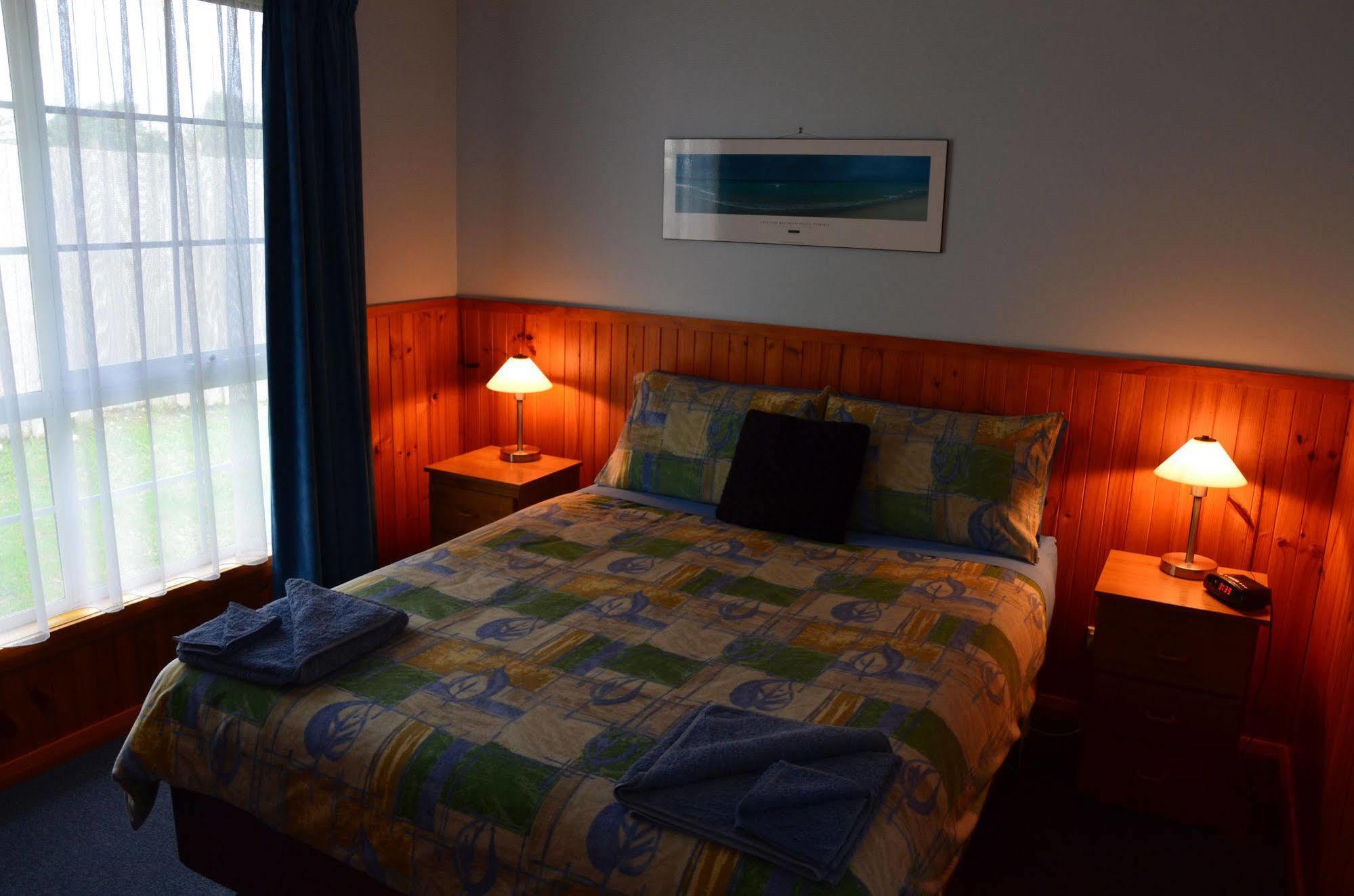 Castaway Holiday Apartments Strahan Exterior photo